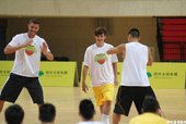 兩人示範打氣動作
