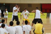 兩人示範打氣動作