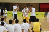 兩人示範打氣動作