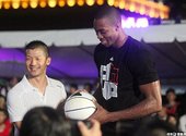 Howard贈送簽名球