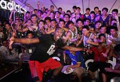 Dwight Howard與滿場熱情的台灣粉絲合照