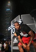 Howard在adidas 101前與台北101合照