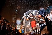 adidas球星Dwight Howard今晚現身台北信義計畫區，為位於台北101旁的adidas 101籃球公園擔任開幕貴賓