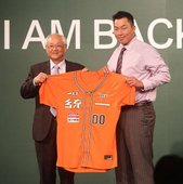 統一獅董事長謝志鵬為郭泓志披上00號戰袍