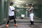 Nike運動員陽岱鋼指導訓練營學員打擊技巧，並鼓勵他們積極學習前輩經驗與技巧