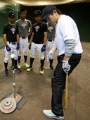Nike運動員彭政閔於Nike All Taiwan Baseball Camp指導球員打擊技巧 (1)