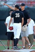 Nike運動員王建民於Nike All Taiwan Baseball Camp指導學員牽制跑壘者技巧 (2)