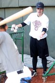 Nike運動員張正偉於Nike All Taiwan Baseball Camp指導學員打擊技巧 (1)