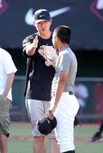 Nike運動員王建民於Nike All Taiwan Baseball Camp指導學員牽制跑壘者技巧 (1)
