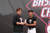 Nike運動員彭政閔鼓勵Nike All Taiwan Baseball Camp MVP廖柏勳把握機會學習，並堅持夢想
