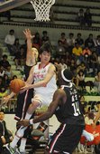 臺銀張博勝遭金酒威戈與陳靖寰嚴密防守下，在空中急尋隊友接應