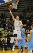 台灣大陳世念切入突破達欣朱億宗與張智峰的防守上籃得分