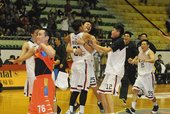 金酒拿下逆轉勝，球員衝入場內慶祝，與台灣大球員失望神情形成對比