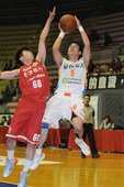 陳世念一記後仰跳投閃過張博勝的封阻完成投籃