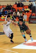 台啤賴國維運球突破金酒陳鑫堯的防守