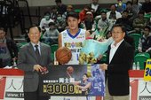 丁守中理事長、江育誠領隊與周士淵合影留念