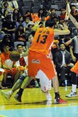 台灣大陳世念持球切入時撞到陳子威這道人牆