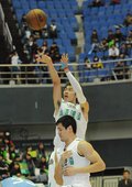 台啤劉錚在隊友王建惟的擋人掩護下在三分線外出手投籃