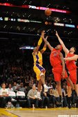 Kobe絕殺秀演不完！這次輪到暴龍隊