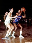 4、羅勃森(Oscar Robertson，1963-1964)：25歲