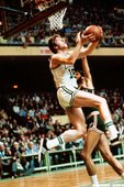 7、考文斯(Dave Cowens，1972-1973)：24歲