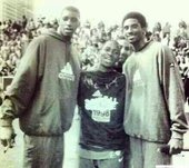 1998年、當時13歲的Dwight Howard與T-Mac、Kobe合照
