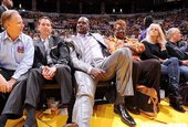 Shaquille O'Neal場邊觀戰