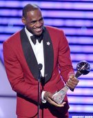 LeBron James蟬聯三大獎項