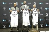 Kevin Garnett, Paul Pierce, Jason Terry展示新球衣