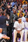 Kobe到球場為隊友打氣