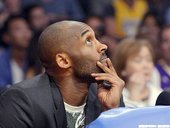 Kobe到球場為隊友打氣