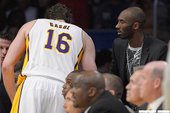 Kobe到球場為隊友打氣