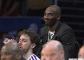 Kobe到球場為隊友打氣