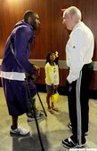 Kobe到球場為隊友打氣