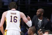 Kobe到球場為隊友打氣