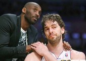 Kobe到球場為隊友打氣