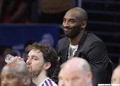 Kobe到球場為隊友打氣