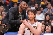 Kobe到球場為隊友打氣