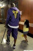 Kobe到球場為隊友打氣