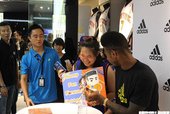 Iman Shumpert與粉絲合影