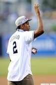 Kawhi Leonard教士主場開球
