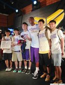 Kobe Bryant與粉絲合影
