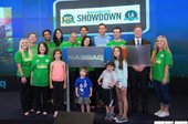 Steve Nash與雙胞胎女兒出席慈善足球賽