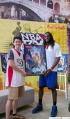 Kenneth Faried與知名插畫家Rogerspace合影