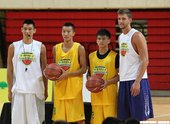 林書豪、帕森斯與學員合影