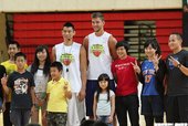 林書豪、帕森斯與球迷合影
