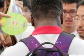 Nate Robinson為粉絲簽名