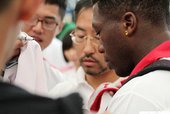 Nate Robinson為粉絲簽名