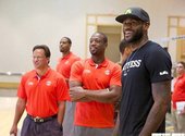 LBJ現身Wade籃球訓練營