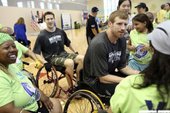 Tiago Splitter,Matt Bonner,Aron Baynes體驗輪椅籃球